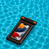 Pochette étanche flottante en situation dans une piscine